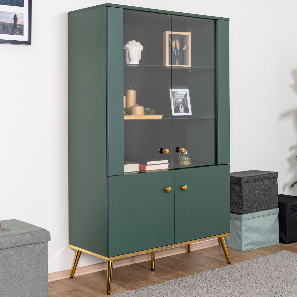 Vitrine Inari 02, Couleur : Vert forêt - Dimensions : 152 x 92 x 40 cm (h x l x p), avec 4 portes et 4 compartiments